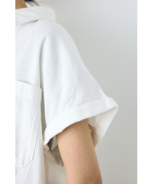 AZUL by moussy（アズールバイマウジー）の「【セットアップ対応】【身長/骨格別着用画像あり】ライトオンスデニムロールアップシャツ　半袖　春服　夏服　秋服（シャツ/ブラウス・レディース・ワンウォッシュ/オフホワイト/ブルー・SMALL/MEDIUM）」の10枚目の写真