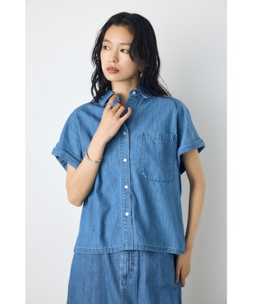 AZUL by moussy（アズールバイマウジー）の「【セットアップ対応】【身長/骨格別着用画像あり】ライトオンスデニムロールアップシャツ　半袖　春服　夏服　秋服（シャツ/ブラウス・レディース・ワンウォッシュ/オフホワイト/ブルー・SMALL/MEDIUM）」の12枚目の写真