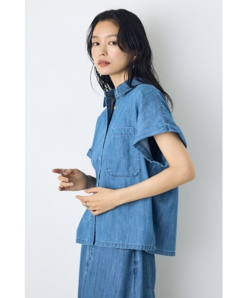 AZUL by moussy（アズールバイマウジー）の「【セットアップ対応】【身長/骨格別着用画像あり】ライトオンスデニムロールアップシャツ　半袖　春服　夏服　秋服（シャツ/ブラウス・レディース・ワンウォッシュ/オフホワイト/ブルー・SMALL/MEDIUM）」の13枚目の写真