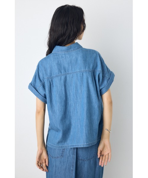 AZUL by moussy（アズールバイマウジー）の「【セットアップ対応】【身長/骨格別着用画像あり】ライトオンスデニムロールアップシャツ　半袖　春服　夏服　秋服（シャツ/ブラウス・レディース・ワンウォッシュ/オフホワイト/ブルー・SMALL/MEDIUM）」の14枚目の写真