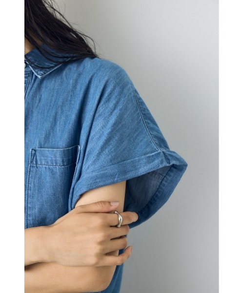 AZUL by moussy（アズールバイマウジー）の「【セットアップ対応】【身長/骨格別着用画像あり】ライトオンスデニムロールアップシャツ　半袖　春服　夏服　秋服（シャツ/ブラウス・レディース・ワンウォッシュ/オフホワイト/ブルー・SMALL/MEDIUM）」の17枚目の写真
