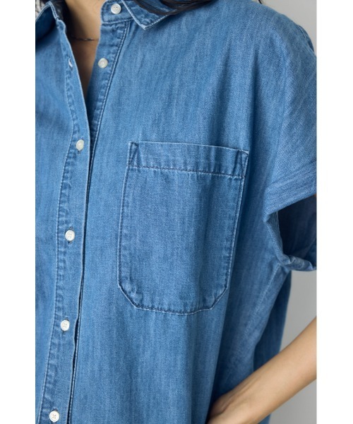 AZUL by moussy（アズールバイマウジー）の「【セットアップ対応】【身長/骨格別着用画像あり】ライトオンスデニムロールアップシャツ　半袖　春服　夏服　秋服（シャツ/ブラウス・レディース・ワンウォッシュ/オフホワイト/ブルー・SMALL/MEDIUM）」の18枚目の写真
