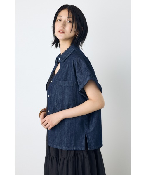 AZUL by moussy（アズールバイマウジー）の「【セットアップ対応】【身長/骨格別着用画像あり】ライトオンスデニムロールアップシャツ　半袖　春服　夏服　秋服（シャツ/ブラウス・レディース・ワンウォッシュ/オフホワイト/ブルー・SMALL/MEDIUM）」の21枚目の写真