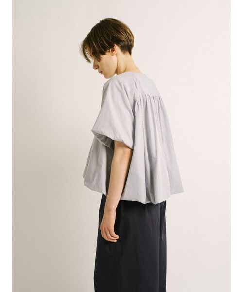 mizuiroind(ミズイロインド)の「mizuiro ind ストライプノーカラーバルーンプルオーバー(シャツ/ブラウス・レディース・ネイビー/ブルー・FREE)」の8枚目の写真