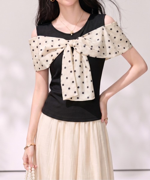 LUCPY(ラクピー)の「ドットリボンオフショルダートップス(その他トップス・レディース・ホワイト・X-LARGE/LARGE/MEDIUM/SMALL)」の1枚目の写真