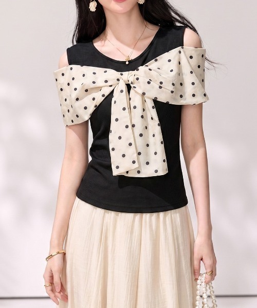 LUCPY(ラクピー)の「ドットリボンオフショルダートップス(その他トップス・レディース・ホワイト・X-LARGE/LARGE/MEDIUM/SMALL)」の3枚目の写真