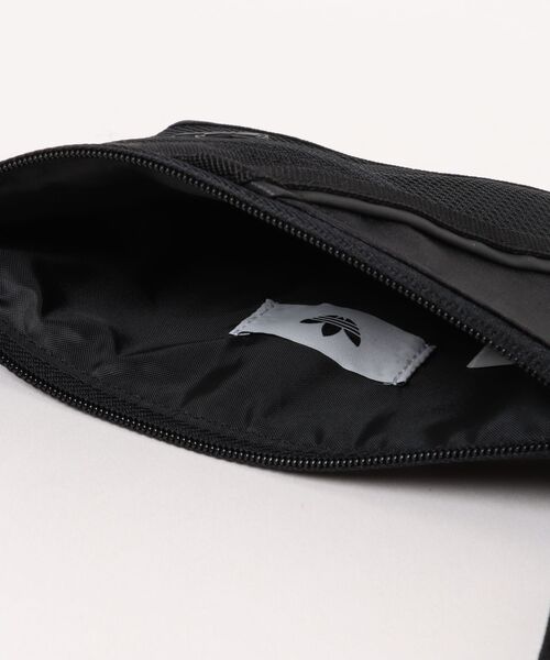 adidas(アディダス)の「ADIDAS ウェア アディダス U SACOCHE バッグ IM1140 BLACK(ボディバッグ/ウエストポーチ・メンズ・ブラック・FREE)」の4枚目の写真