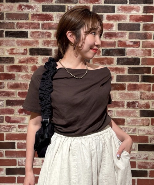 RODEO CROWNS WIDE BOWL(ロデオクラウンズワイドボウル)の「マルチWAYドレープTシャツ(Tシャツ/カットソー・レディース・オフホワイト/ブラック/グリーン系その他/ブラウン・FREE)」の3枚目の写真