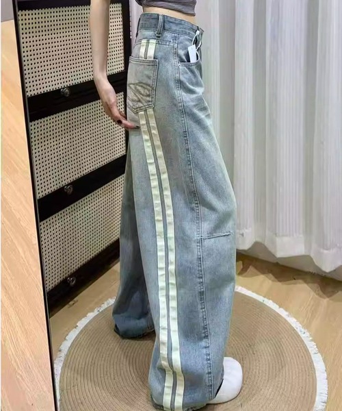 LUCPY(ラクピー)の「サイドラインワイドデニムパンツ(デニムパンツ・レディース・ブルー・X-LARGE/LARGE/MEDIUM/SMALL)」の1枚目の写真