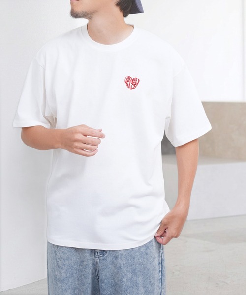 NILWAY(ニルウェイ)の「左胸ハート刺繍 2タイプ ショートスリーブ Tシャツ(Tシャツ/カットソー・メンズ・ホワイト系その他2/ブラック系その他/ブラック×ホワイト/ホワイト×ブルー/ホワイト系その他/ホワイト×レッド・LARGE/MEDIUM)」の2枚目の写真