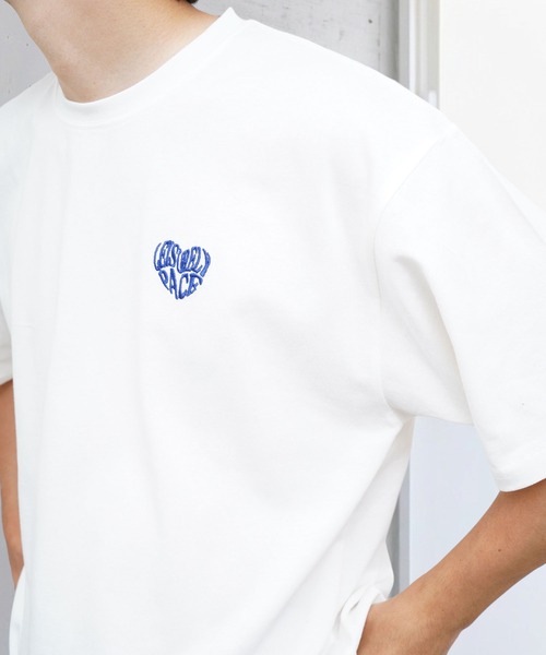 NILWAY(ニルウェイ)の「左胸ハート刺繍 2タイプ ショートスリーブ Tシャツ(Tシャツ/カットソー・メンズ・ホワイト系その他2/ブラック系その他/ブラック×ホワイト/ホワイト×ブルー/ホワイト系その他/ホワイト×レッド・LARGE/MEDIUM)」の3枚目の写真