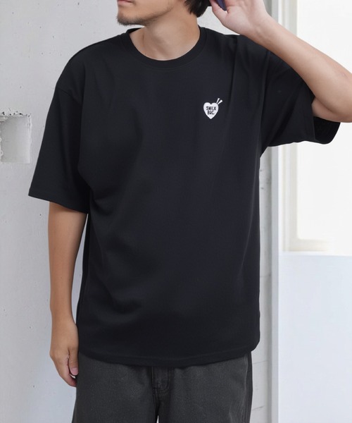 NILWAY(ニルウェイ)の「左胸ハート刺繍 2タイプ ショートスリーブ Tシャツ(Tシャツ/カットソー・メンズ・ホワイト系その他2/ブラック系その他/ブラック×ホワイト/ホワイト×ブルー/ホワイト系その他/ホワイト×レッド・LARGE/MEDIUM)」の6枚目の写真