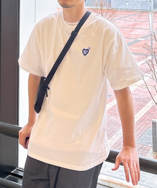 NILWAY(ニルウェイ)の「左胸ハート刺繍 2タイプ ショートスリーブ Tシャツ(Tシャツ/カットソー・メンズ・ホワイト系その他2/ブラック系その他/ブラック×ホワイト/ホワイト×ブルー/ホワイト系その他/ホワイト×レッド・LARGE/MEDIUM)」の14枚目の写真