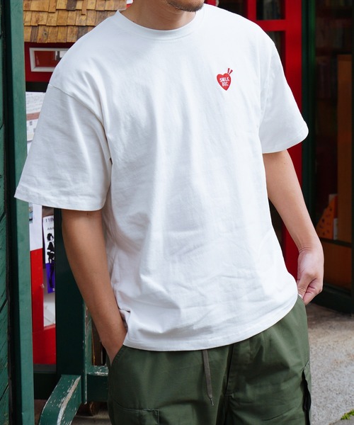 NILWAY(ニルウェイ)の「左胸ハート刺繍 2タイプ ショートスリーブ Tシャツ(Tシャツ/カットソー・メンズ・ホワイト系その他2/ブラック系その他/ブラック×ホワイト/ホワイト×ブルー/ホワイト系その他/ホワイト×レッド・LARGE/MEDIUM)」の22枚目の写真