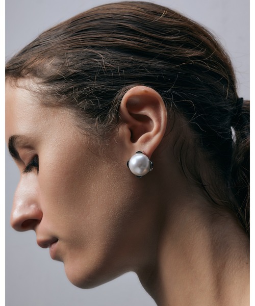 IRIS47(イリスフォーセブン)の「【IRIS 47】contour earring S/コントアー イヤリング S パール(イヤリング・レディース・ゴールド/シルバー・S)」の3枚目の写真