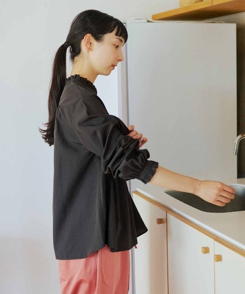 Live in comfort（リブインコンフォート）の「リブ　イン　コンフォート　ちら見せがかわいい　一枚でも着映える端フリルブラウス（シャツ/ブラウス・レディース・チャコール/ホワイト/ネイビー系・S/M/L/LL/3L）」の6枚目の写真