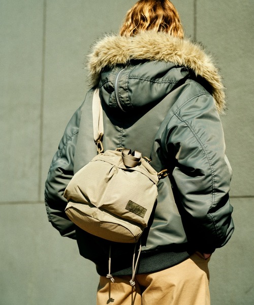 WILD THINGS(ワイルドシングス)の「ショルダーとハンドバッグの2WAY【WILD THINGS】SQUEEZE SHOULDER リップストップナイロン 巾着ショルダーバッグ(ショルダーバッグ・レディース・ブラック/ベージュ/カーキ・ONE SIZE)」の2枚目の写真