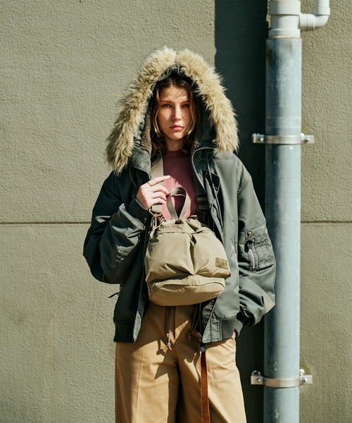 WILD THINGS(ワイルドシングス)の「ショルダーとハンドバッグの2WAY【WILD THINGS】SQUEEZE SHOULDER リップストップナイロン 巾着ショルダーバッグ(ショルダーバッグ・レディース・ブラック/ベージュ/カーキ・ONE SIZE)」の8枚目の写真