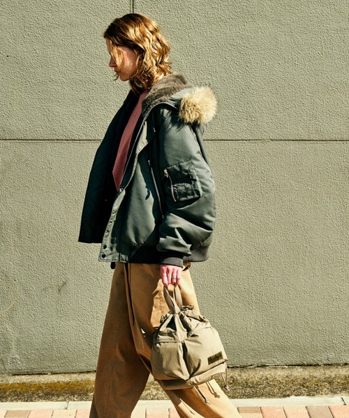 WILD THINGS(ワイルドシングス)の「ショルダーとハンドバッグの2WAY【WILD THINGS】SQUEEZE SHOULDER リップストップナイロン 巾着ショルダーバッグ(ショルダーバッグ・レディース・ブラック/ベージュ/カーキ・ONE SIZE)」の7枚目の写真