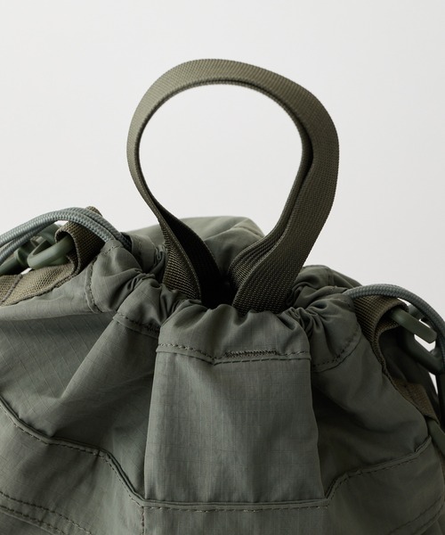 WILD THINGS(ワイルドシングス)の「ショルダーとハンドバッグの2WAY【WILD THINGS】SQUEEZE SHOULDER リップストップナイロン 巾着ショルダーバッグ(ショルダーバッグ・レディース・ブラック/ベージュ/カーキ・ONE SIZE)」の4枚目の写真