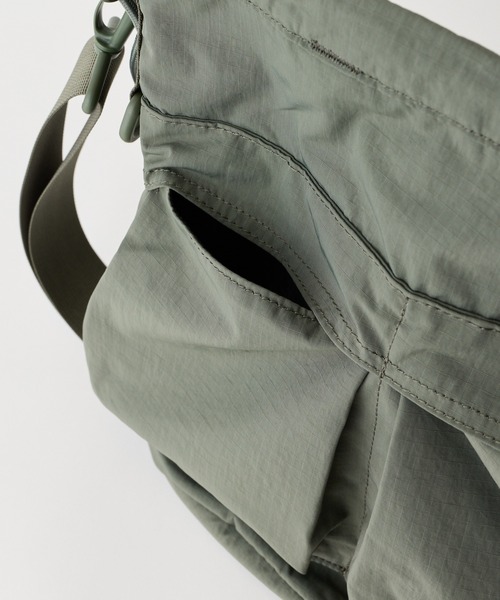 WILD THINGS(ワイルドシングス)の「ショルダーとハンドバッグの2WAY【WILD THINGS】SQUEEZE SHOULDER リップストップナイロン 巾着ショルダーバッグ(ショルダーバッグ・レディース・ブラック/ベージュ/カーキ・ONE SIZE)」の15枚目の写真
