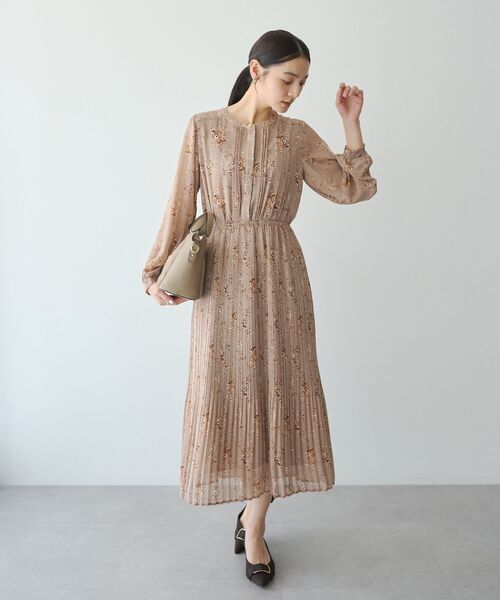 YECCA VECCA(イェッカヴェッカ)の「ヴィンテージフラワー柄プリーツワンピース(ワンピース・レディース・ブラック/ベージュ・FREE)」の2枚目の写真