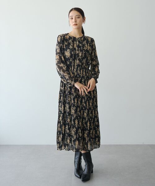 YECCA VECCA(イェッカヴェッカ)の「ヴィンテージフラワー柄プリーツワンピース(ワンピース・レディース・ブラック/ベージュ・FREE)」の1枚目の写真