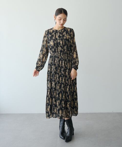 YECCA VECCA(イェッカヴェッカ)の「ヴィンテージフラワー柄プリーツワンピース(ワンピース・レディース・ブラック/ベージュ・FREE)」の3枚目の写真
