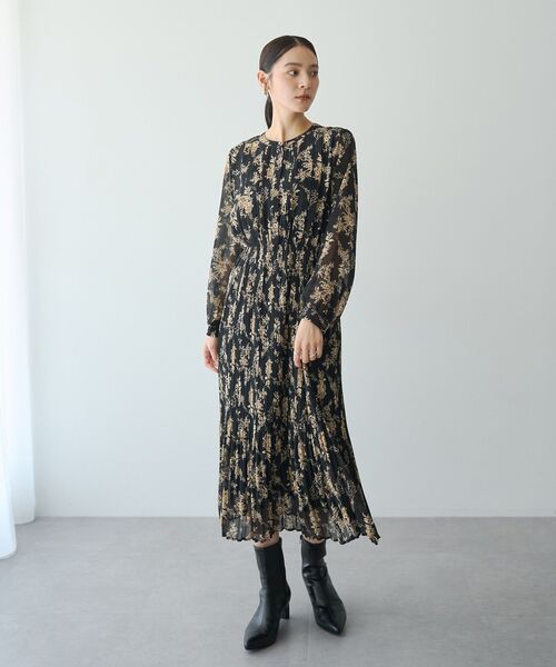 YECCA VECCA(イェッカヴェッカ)の「ヴィンテージフラワー柄プリーツワンピース(ワンピース・レディース・ブラック/ベージュ・FREE)」の4枚目の写真