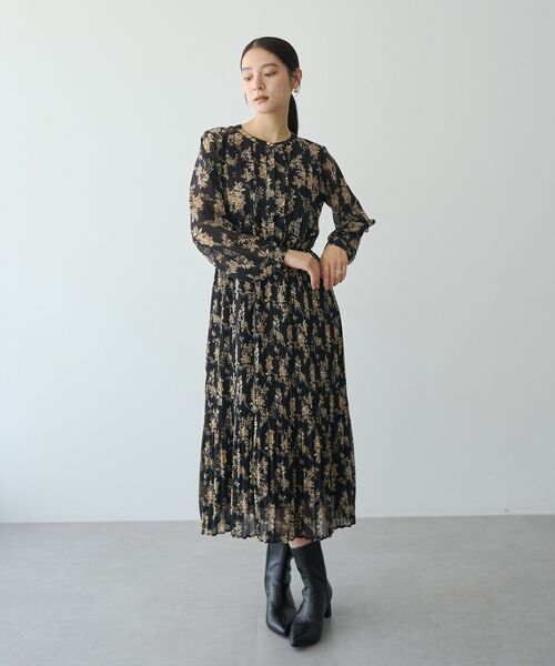 YECCA VECCA(イェッカヴェッカ)の「ヴィンテージフラワー柄プリーツワンピース(ワンピース・レディース・ブラック/ベージュ・FREE)」の5枚目の写真