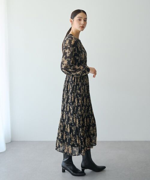 YECCA VECCA(イェッカヴェッカ)の「ヴィンテージフラワー柄プリーツワンピース(ワンピース・レディース・ブラック/ベージュ・FREE)」の7枚目の写真