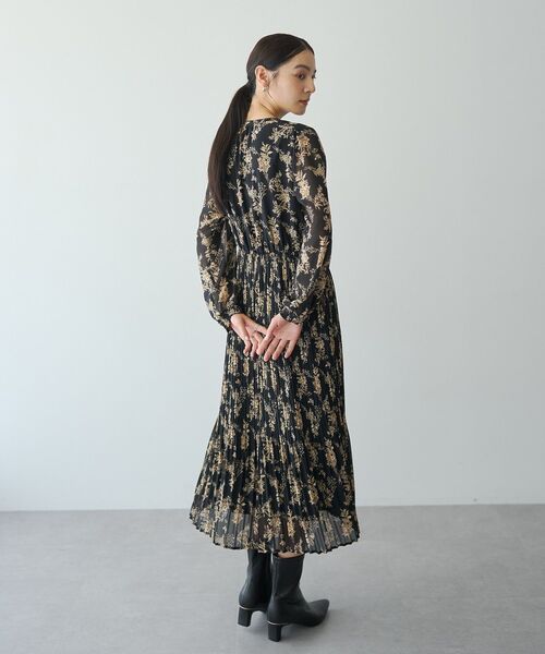 YECCA VECCA(イェッカヴェッカ)の「ヴィンテージフラワー柄プリーツワンピース(ワンピース・レディース・ブラック/ベージュ・FREE)」の8枚目の写真