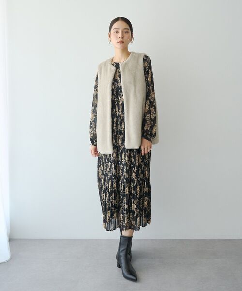 YECCA VECCA(イェッカヴェッカ)の「ヴィンテージフラワー柄プリーツワンピース(ワンピース・レディース・ブラック/ベージュ・FREE)」の9枚目の写真