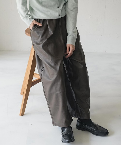 mili an deni（ミリアンデニ）の「フェイクレザーコクーンパンツ（その他パンツ・レディース・ブラウン/ブラック・M）」の2枚目の写真