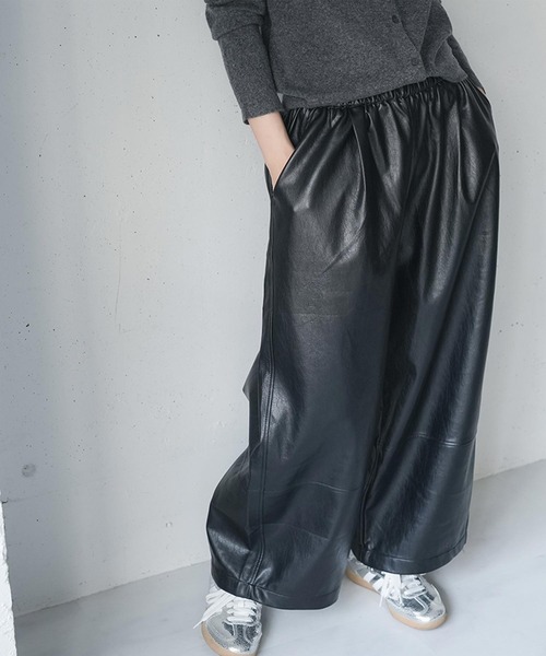 mili an deni（ミリアンデニ）の「フェイクレザーコクーンパンツ（その他パンツ・レディース・ブラウン/ブラック・M）」の4枚目の写真