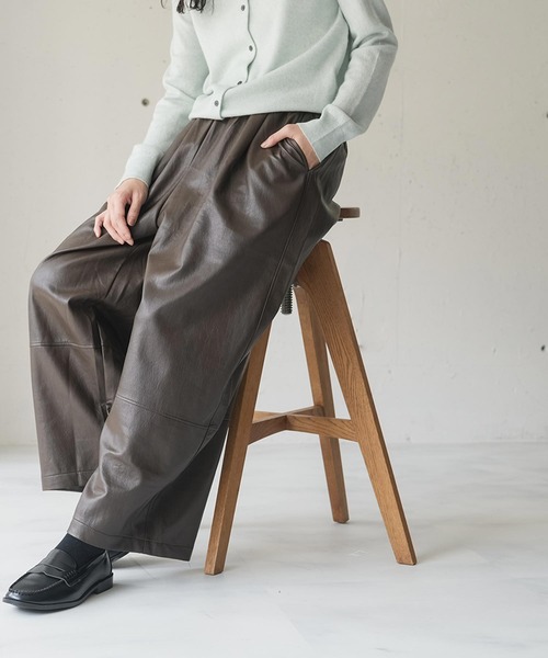 mili an deni（ミリアンデニ）の「フェイクレザーコクーンパンツ（その他パンツ・レディース・ブラウン/ブラック・M）」の10枚目の写真
