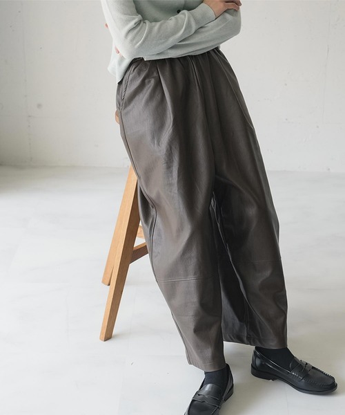 mili an deni（ミリアンデニ）の「フェイクレザーコクーンパンツ（その他パンツ・レディース・ブラウン/ブラック・M）」の11枚目の写真