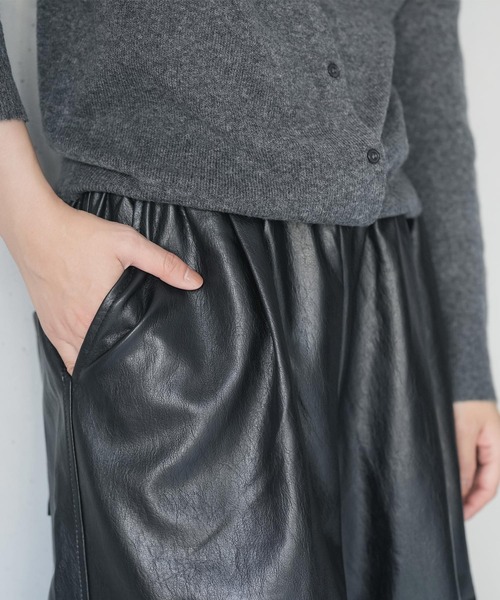 mili an deni（ミリアンデニ）の「フェイクレザーコクーンパンツ（その他パンツ・レディース・ブラウン/ブラック・M）」の16枚目の写真