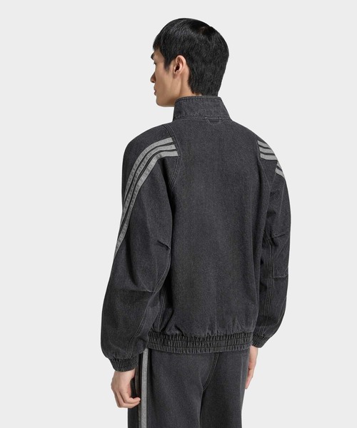 adidas(アディダス)の「スタジアム ルーズフィット デニム トラックジャケット / アディダス adidas(ジャージ・メンズ・ブラック・MEDIUM/X-LARGE/SMALL/X-SMALL/XX-LARGE/3XL/LARGE)」の2枚目の写真