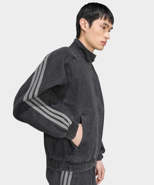adidas(アディダス)の「スタジアム ルーズフィット デニム トラックジャケット / アディダス adidas(ジャージ・メンズ・ブラック・MEDIUM/X-LARGE/SMALL/X-SMALL/XX-LARGE/3XL/LARGE)」の4枚目の写真
