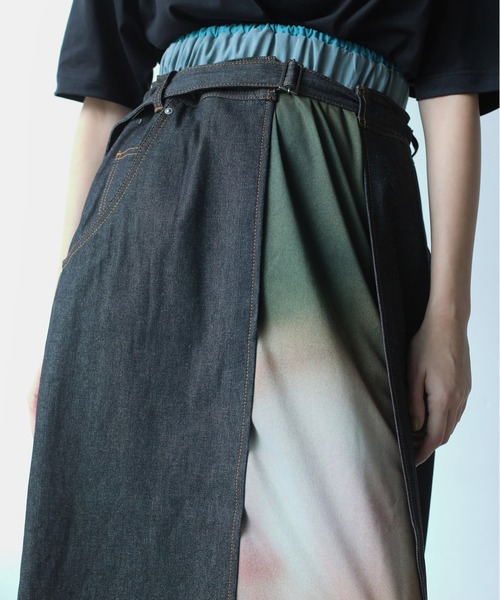 BEDSIDEDRAMA（ベットサイドドラマ）の「WRAP JEANS APRON（スカート・レディース・インディゴブルー/ブラック・1）」の3枚目の写真