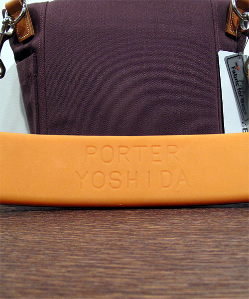 PORTER（ポーター）の「PORTER MAGNUM SHOULDER BAG MEDIUM<B印 YOSHIDA SELECT>（ショルダーバッグ・メンズ・ネイビー/パープル・ONE SIZE）」の15枚目の写真
