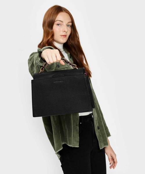 CHARLES & KEITH（チャールズ & キース）の「チェーンハンドルハンドバッグ / Chain Handle Handbag（ハンドバッグ・レディース・ブラック/プラム・M）」の3枚目の写真