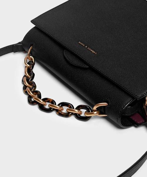 CHARLES & KEITH（チャールズ & キース）の「チェーンハンドルハンドバッグ / Chain Handle Handbag（ハンドバッグ・レディース・ブラック/プラム・M）」の4枚目の写真