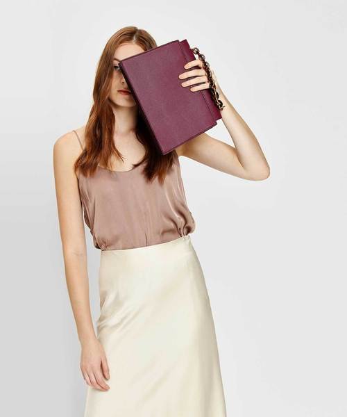 CHARLES & KEITH（チャールズ & キース）の「チェーンハンドルハンドバッグ / Chain Handle Handbag（ハンドバッグ・レディース・ブラック/プラム・M）」の8枚目の写真