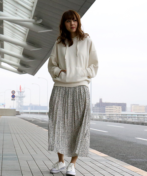 CHARM BERRY TIC(チャームベリーチック)の「ダルメシアンドット柄 プリーツスカート(スカート・レディース・ベージュ/オフホワイト・LL/M/L)」の3枚目の写真