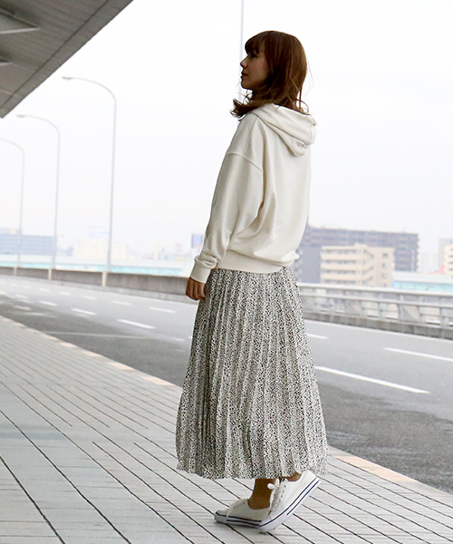 CHARM BERRY TIC(チャームベリーチック)の「ダルメシアンドット柄 プリーツスカート(スカート・レディース・ベージュ/オフホワイト・LL/M/L)」の5枚目の写真