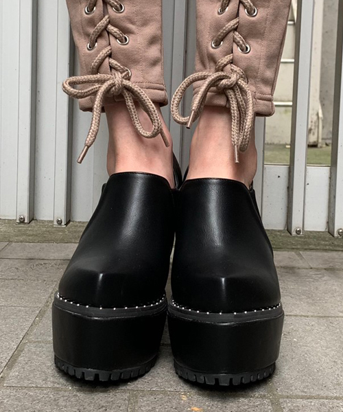 ENVYM(アンビー)の「ピンスタッズパンプス(パンプス・レディース・ブラック・22.5㎝/23.5㎝/24.5㎝)」の2枚目の写真