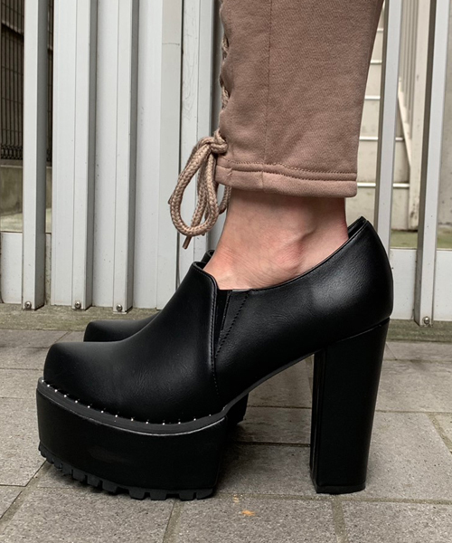 ENVYM(アンビー)の「ピンスタッズパンプス(パンプス・レディース・ブラック・22.5㎝/23.5㎝/24.5㎝)」の3枚目の写真