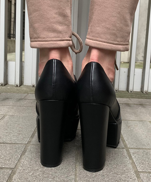 ENVYM(アンビー)の「ピンスタッズパンプス(パンプス・レディース・ブラック・22.5㎝/23.5㎝/24.5㎝)」の4枚目の写真